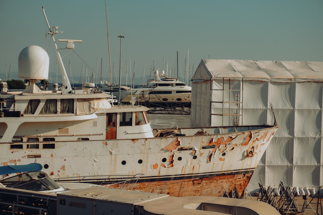 What is the cost of renting a yacht during the Formula 1 race in Abu Dhabi?